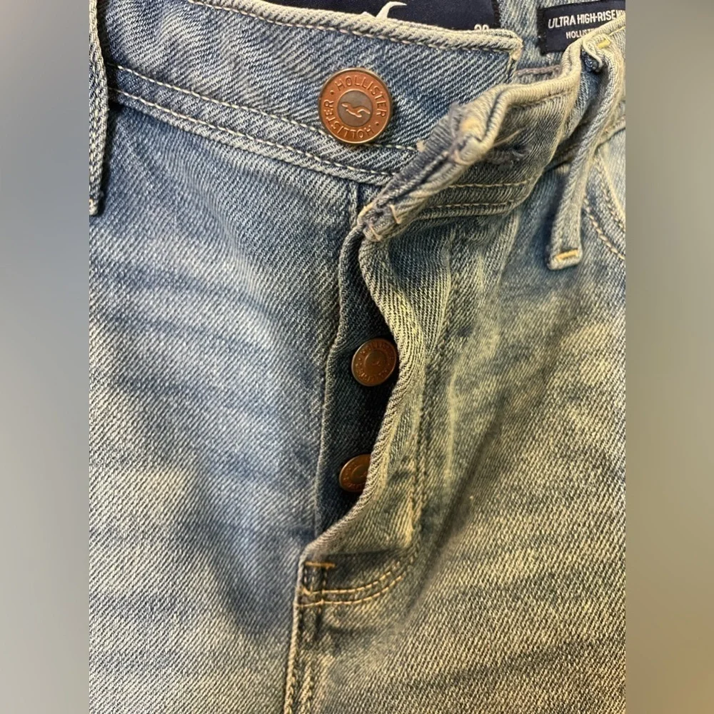 Hollister Vintage Stretch Ultra High Rise Mom Shorts Button Fly Light Wash W29